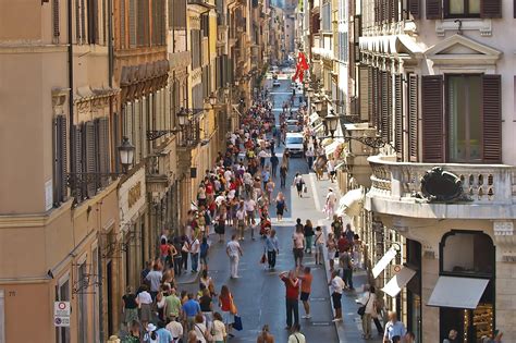 Via dei Condotti a Roma: Il Cuore dello Shopping di Lusso.